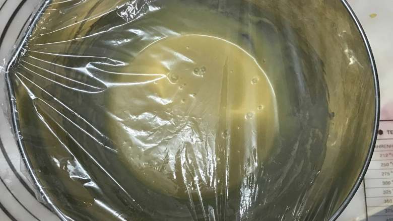 奶茶玛德琳,盖上保鲜膜,放入冰箱冷藏1个小时。