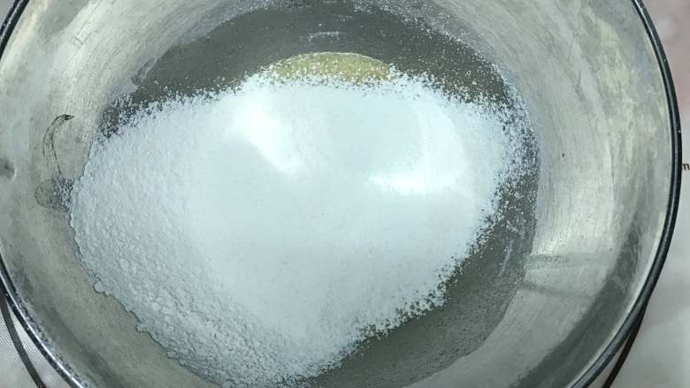 奶茶玛德琳,加入到蛋液中。