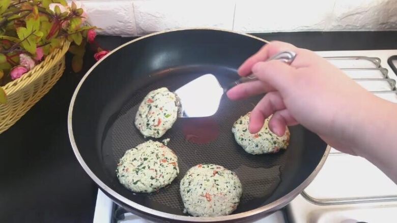 健康蔬菜饼,放入素菜饼