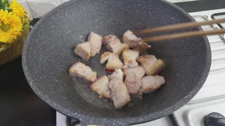 腐乳肉,放入五花肉煸出油