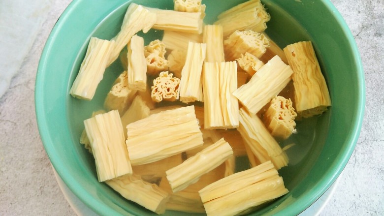 香辣腐竹炒肉片,腐竹提前凉水泡软,洗净