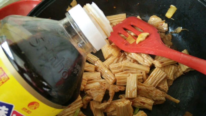 香辣腐竹炒肉片,<a style='color:red;display:inline-block;' href='/shicai/ 135354'>味极鲜酱油</a>(生抽)
