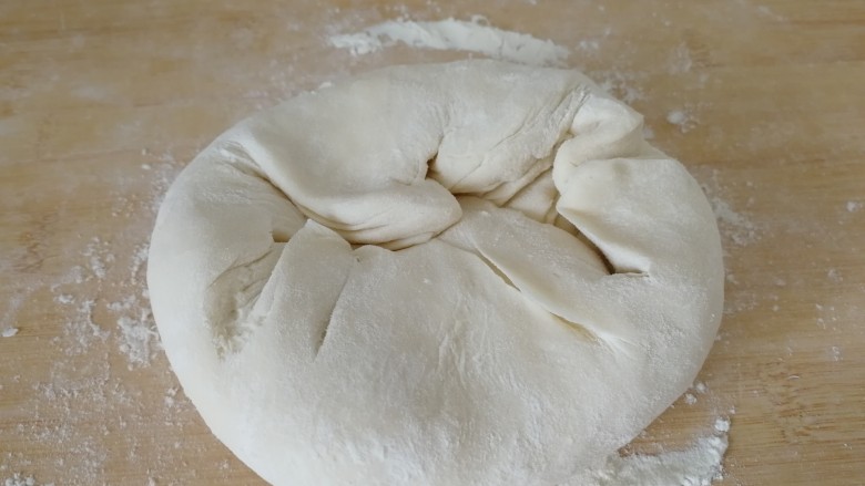 驴肉水饺,时间到,开始包饺子喽。揉面(如图)。