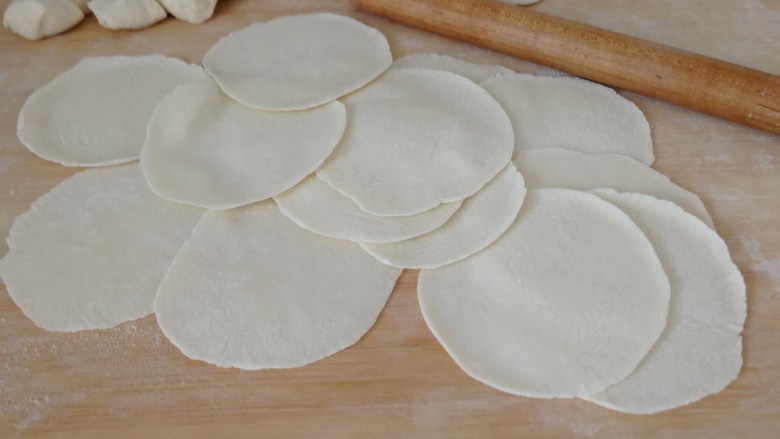 驴肉水饺,擀饺子皮(如图)