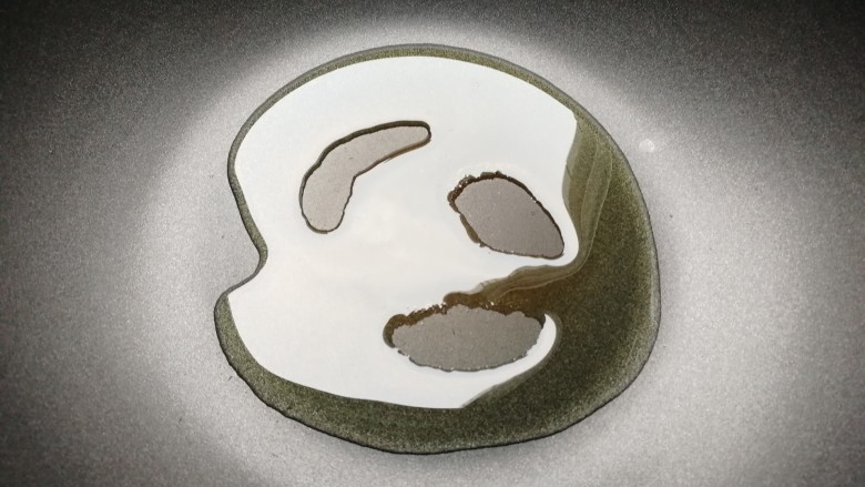 蛋包饭,另外再取一个平底锅,锅里放油,小火加热,倒进打散的鸡蛋