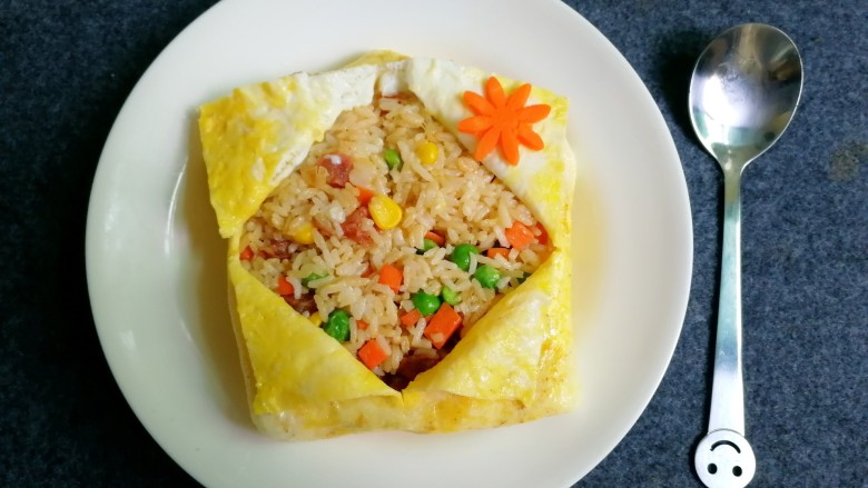 蛋包饭,中间用刀划个十字,加上番茄酱啥的,就可以开吃啦😊😊