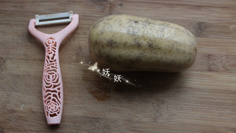 酸辣藕片,新鲜<a style='color:red;display:inline-block;' href='/shicai/ 30'>莲藕</a>一截,洗干净。