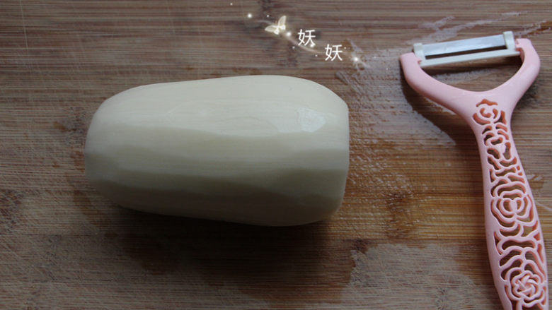 酸辣藕片,用刮皮刀削去外皮,露出白生生的莲藕。