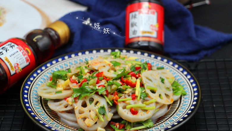 酸辣藕片,将料水倒入藕片,然后滴几滴<a style='color:red;display:inline-block;' href='/shicai/ 5506'>麻油</a>提香,加入辣椒油提色提味,拌匀即可。