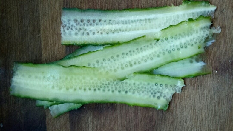 创意菠萝饭,<a style='color:red;display:inline-block;' href='/shicai/ 54'>黄瓜</a>用刮皮刀刮成薄片,再对半切开。