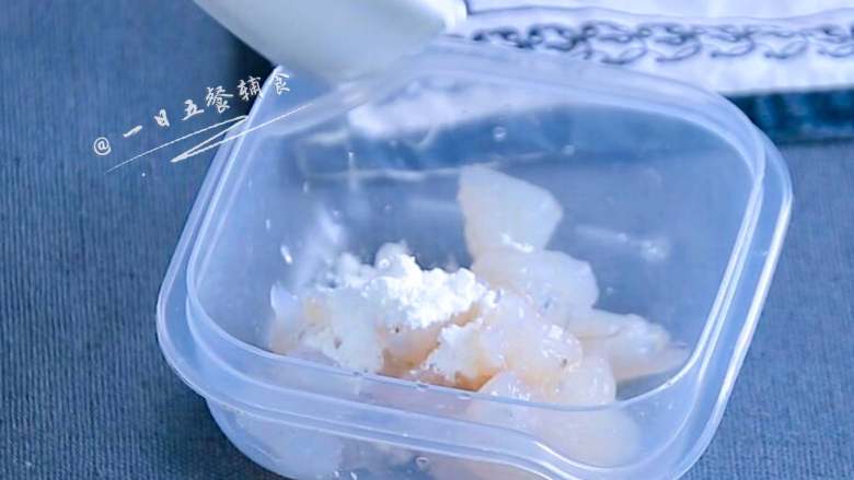 虾仁炒豌豆,虾仁切成丁,加少许料酒,淀粉抓匀腌制几分钟。
>>料酒去腥,淀粉使虾、肉嫩嫩的。