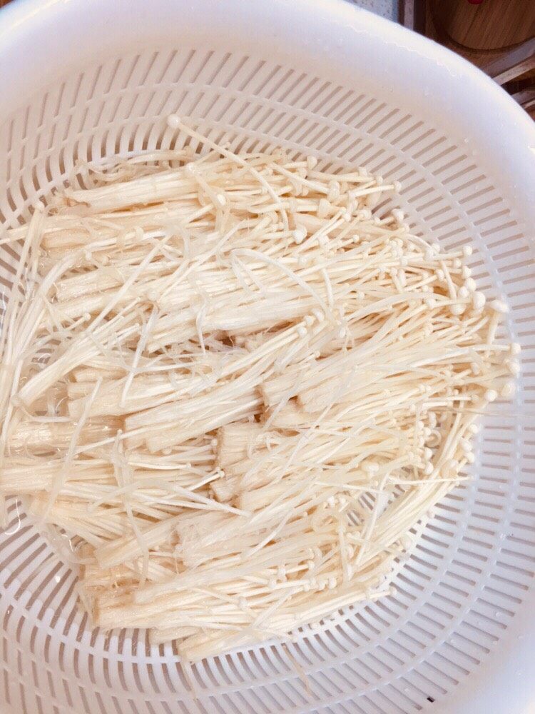金针菇培根卷,撕开洗干净