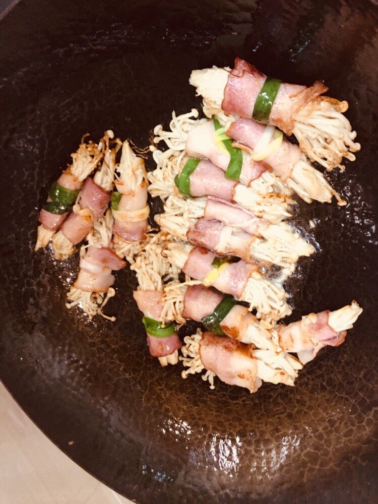金针菇培根卷,翻面煎