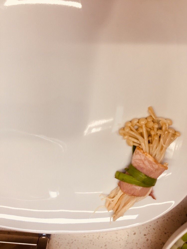 金针菇培根卷,放盘备用