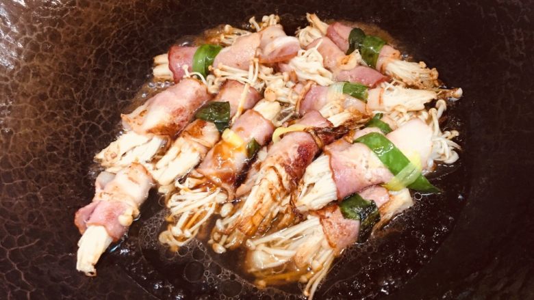 金针菇培根卷,煎蛋差不多时候倒入刚才的蚝油酱油水