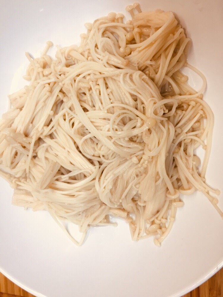 金针菇培根卷,捞起晾凉,挤出多余水分,加了少量盐抓匀备用