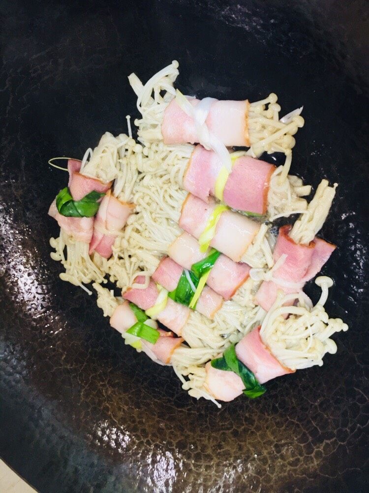 金针菇培根卷,下卷煎,注意翻面。可以用平底锅