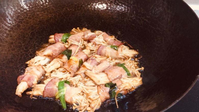 金针菇培根卷,烧至收汁