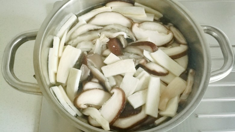 蚝油菌菇,锅中水烧开,把各种菌类放入锅中,焯水一分钟,捞出控干水份备用。