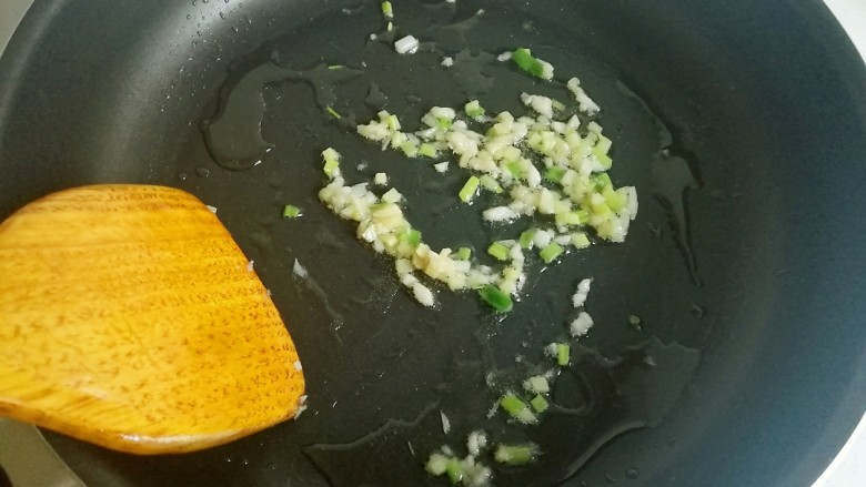 蚝油菌菇,热锅凉油,放入葱姜蒜未炒出香味。
