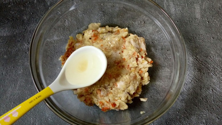 宝宝辅食~肉泥蒸蛋,加1小勺食用油拌匀，放点油可以使肉吃起来更嫩滑