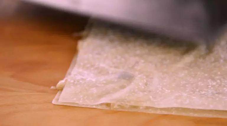 孩子们爱吃的香煎虾饼,是这样做的,健康美味,再取一张春卷皮盖住,按实