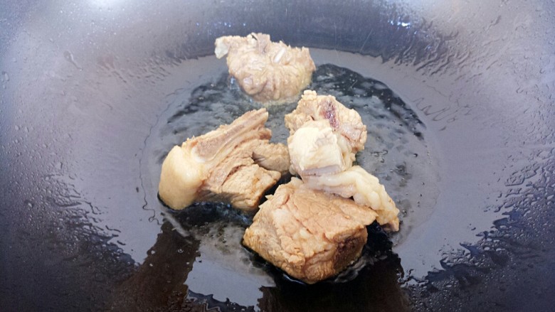 排骨土豆豆角焖饭,把排骨炒香