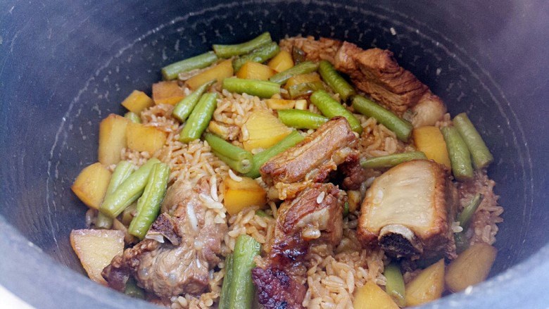 排骨土豆豆角焖饭,开启煮饭模式,正常煮熟就可以了