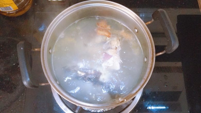 香芋鱼头汤,水开后放入鱼头(这里的水一定要煮沸的,才能熬出奶白色的汤)