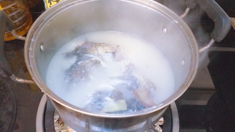 香芋鱼头汤,熬出奶白色的汤后即可(水少了可以加入开水,注意是开水)