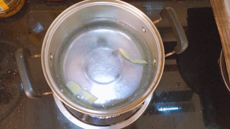 香芋鱼头汤,期间可以另起一口锅烧开水,放入剩下的一半姜片