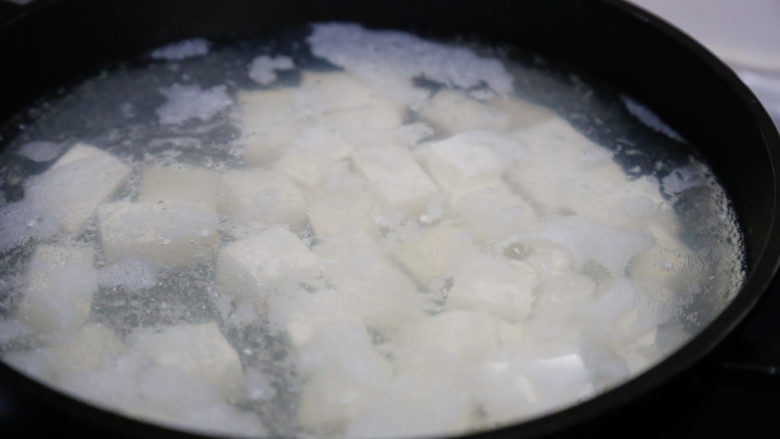 麻婆豆腐,焯水5分钟。