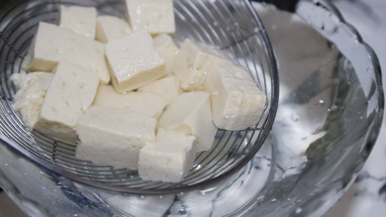 麻婆豆腐,放入凉水中降温。