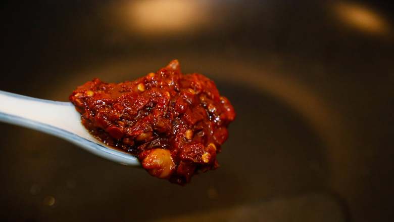 麻婆豆腐,锅中放油，放入豆瓣酱。