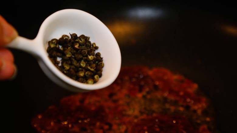 麻婆豆腐,放入<a style='color:red;display:inline-block;' href='/shicai/ 700'>花椒</a>。