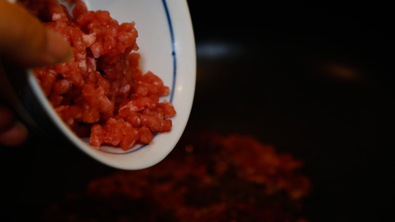 麻婆豆腐,放入猪肉末。