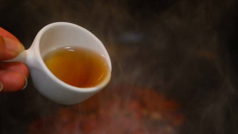 麻婆豆腐,放入<a style='color:red;display:inline-block;' href='/shicai/ 718'>料酒</a>，炒到肉变色熟透。