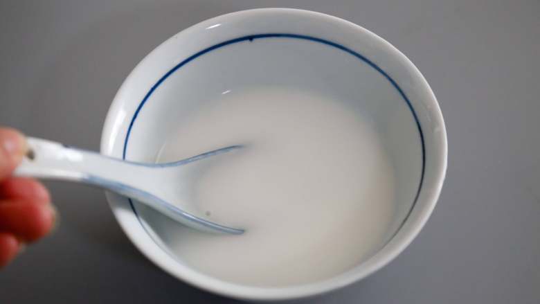 麻婆豆腐,一勺淀粉和半碗水调成水淀粉。