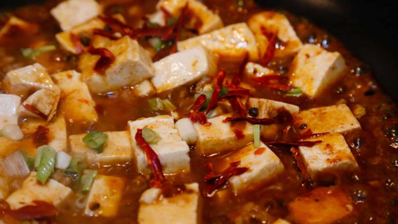 麻婆豆腐,煮一会，放入<a style='color:red;display:inline-block;' href='/shicai/ 87784'>辣椒丝</a>和<a style='color:red;display:inline-block;' href='/shicai/ 157'>小葱</a>，收汁后起锅。