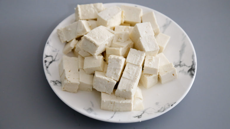 麻婆豆腐,豆腐切小方块。