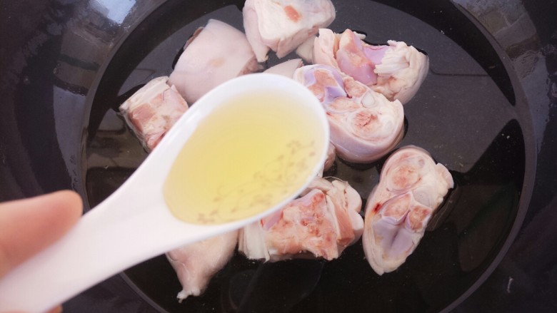 炖猪蹄,然后冷水下锅,焯一下,加一勺<a style='color:red;display:inline-block;' href='/shicai/ 718'>料酒</a>