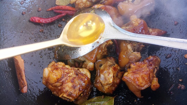 炖猪蹄,炒香以后,加一勺料酒