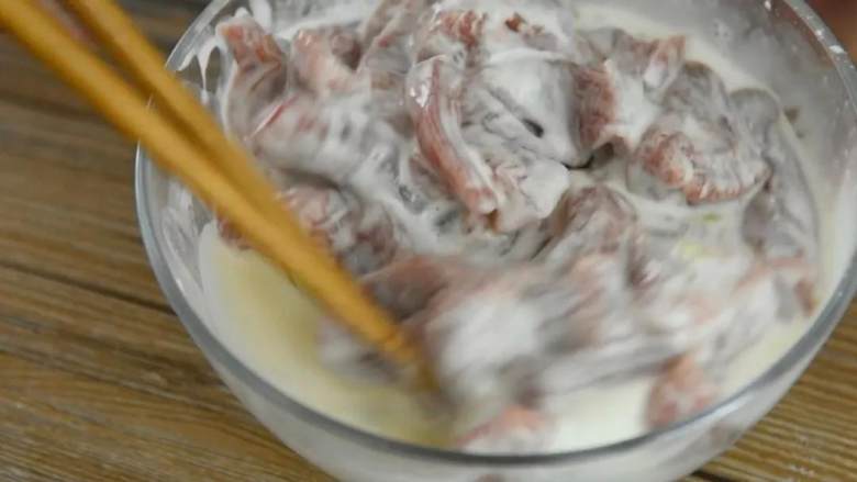 如果你爱吃甜,那么绝对不能错过这道菜,肉条均匀裹上面糊。