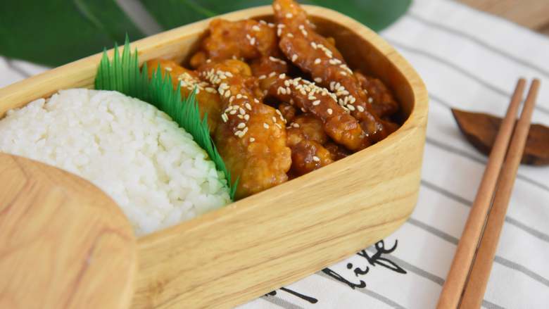 如果你爱吃甜,那么绝对不能错过这道菜,出锅啦,一份酸酸甜甜的排条便当就完成啦!