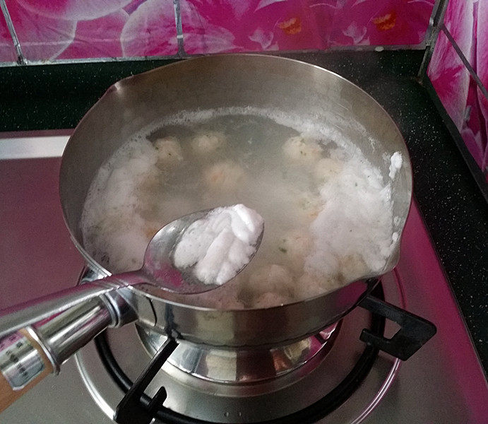 磷虾丸子苜蓿汤#宝宝辅食#,汤水很快煮开沸腾,用汤勺撇去浮沫