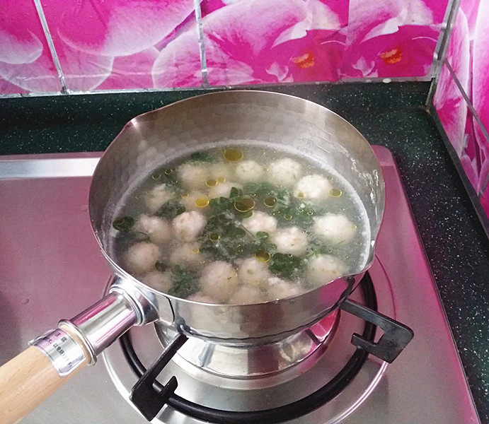 磷虾丸子苜蓿汤#宝宝辅食#,迅速滴入亚麻籽油,关火出锅,要不颜色全焉了不仅影响美观也影响口感。