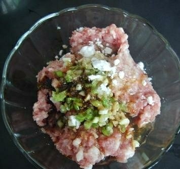 煎酿辣椒,肉剁馅加入耗油,生抽,葱盐鸡精