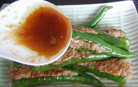 煎酿辣椒,炖熟出锅,把料汁浇上即可