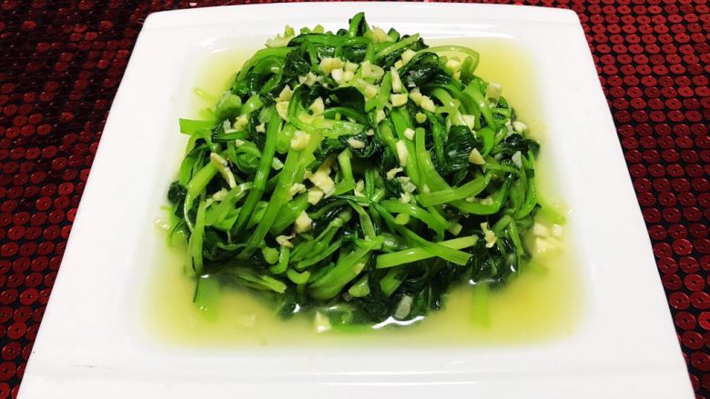 蒜蓉鸡毛菜,炒好的蒜蓉鸡毛菜盛入盘中