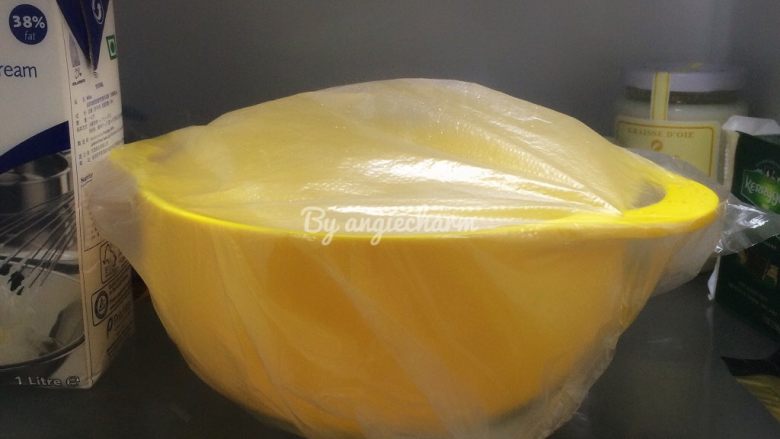 黑麦酵种斯佩尔特spelt短棍面包,盖保鲜膜室温28度发酵半小时后,放进冰箱4度冷藏发酵12~17小时。